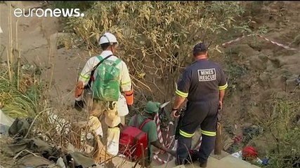 Tải video: Mineiros ilegais resgatados de mina desativada