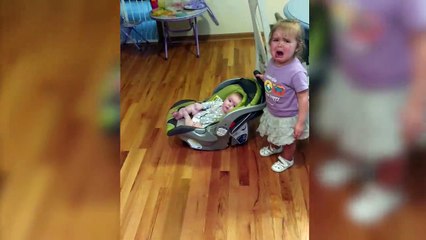 Cette fillette protège sa petite soeur de l'aspirateur méchant!