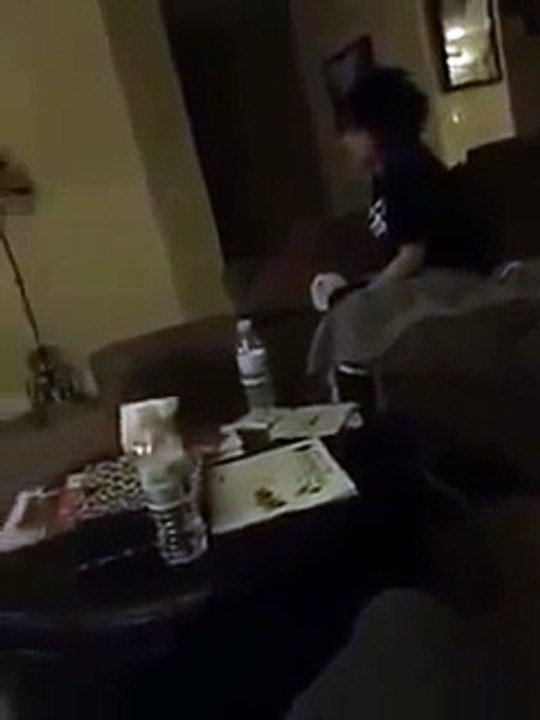 Stoppé en pleine action avec une fille... Par sa mère LOL