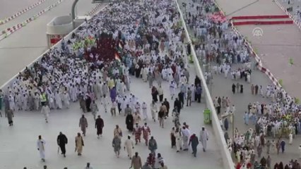 Hacılar Şeytan Taşlamaya Devam Ediyor