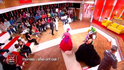 Déguisée en pingouin, Evelyne Thomas accueille dans "C'est Mon Choix" des mariés... hors du commun - Regardez