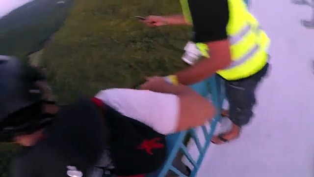 Un prof de BASE jump saute d'un pont avec ses élèves