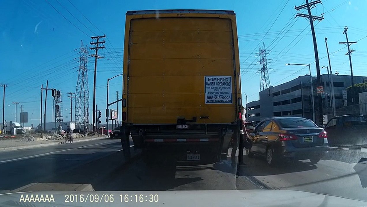 Un automobiliste tente de se venger après s’être fait exploser sa vitre arrière par un motard