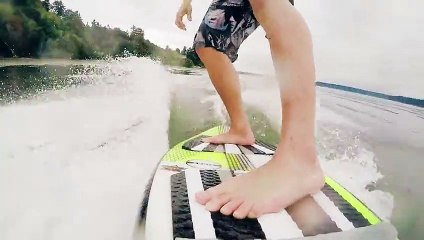 Il fait du surf en étant tracté par un drone