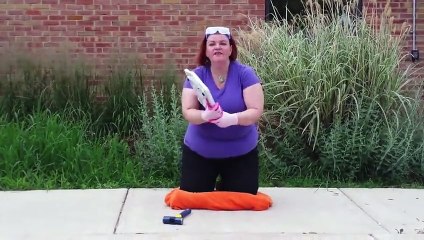 Une femme qui en a marre d’être torturée par sa balance décide de la détruire