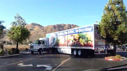 Une blonde conduit un camion