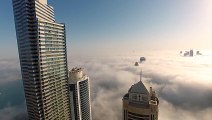 Deux base jumpers saute dans les nuages depuis le sommet d’une tour