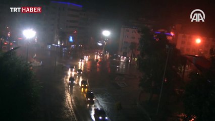 Sağanak nedeniyle bazı binalarda su baskını oldu