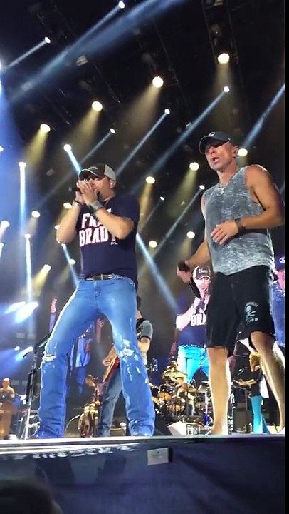 Kenny Chesney Jason Aldean Gillette 2015 Hurts So Good