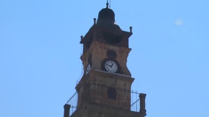 Tarihi Kulenin Altında Saat Tamir Ediyor