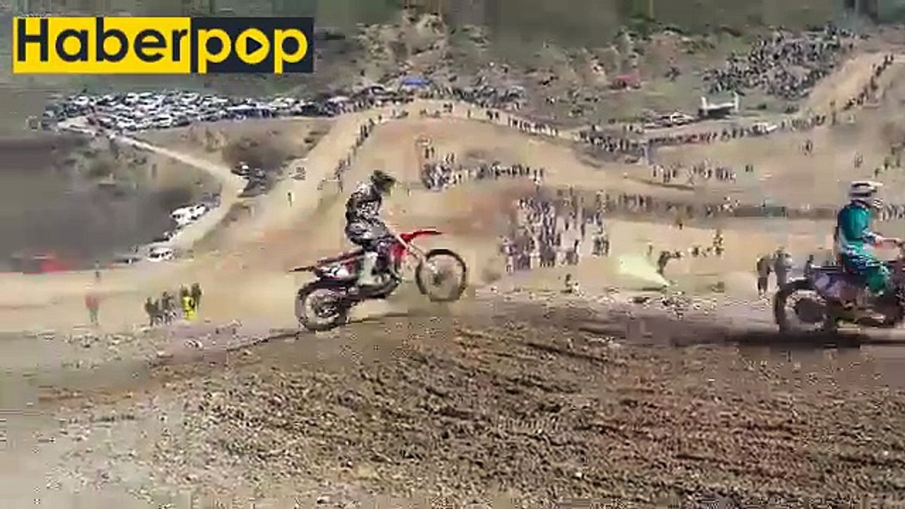 Motosiklet kazası geçiren sporcu rakipleri tarafından ezildi #motosiklet