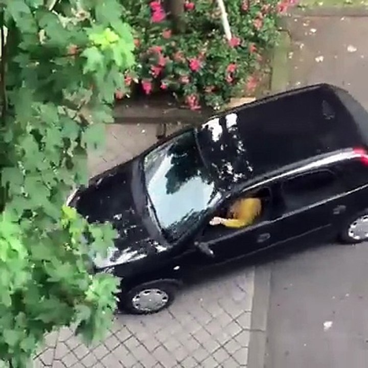 Ninguém chega pra ajudar a moça, haha!