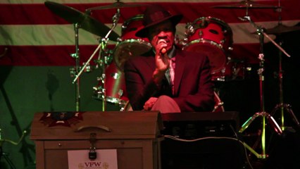 Ben Cauley talking to the crowd in Memphis January 2015