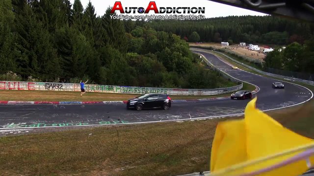Ce débile presque tué sur un circuit après un gros accident de voiture