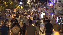 Marmaris'te Tatilciler Gündüz Plajları Gece Sokakları Doldurdu