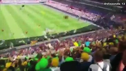 جماهير تلقي الهدايا على المشجعين المنافسين بعد علمهم بأنهم أطفال مرضى