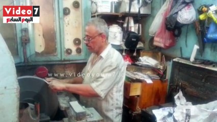 "الحاج عادل رجب" أقدم سنان سكاكين بسوق المنشية فى الإسكندرية