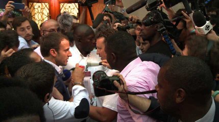 A Paris, Macron chahuté par des ex-salariés d'Ecopla