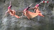 2 danseurs chinois font leur chorégraphie sur une montagne
