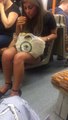Cette meuf bourrée mange ses spaghettis dans le métro et à la main... Bien dégueux!