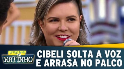 Cibeli solta a voz e arrasa no palco