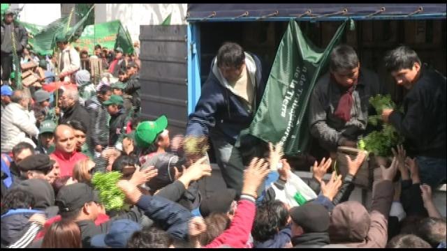 Pequeños productores protagonizan protesta regalando verduras en Argentina