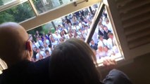 video drole - Des lycéens chantent pour leur professeur atteint d'un cancer