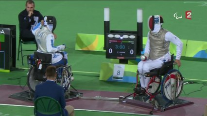 Escrime en fauteuil roulant (H - fleuret) : Maxime Valet décroche la médaille de bronze.