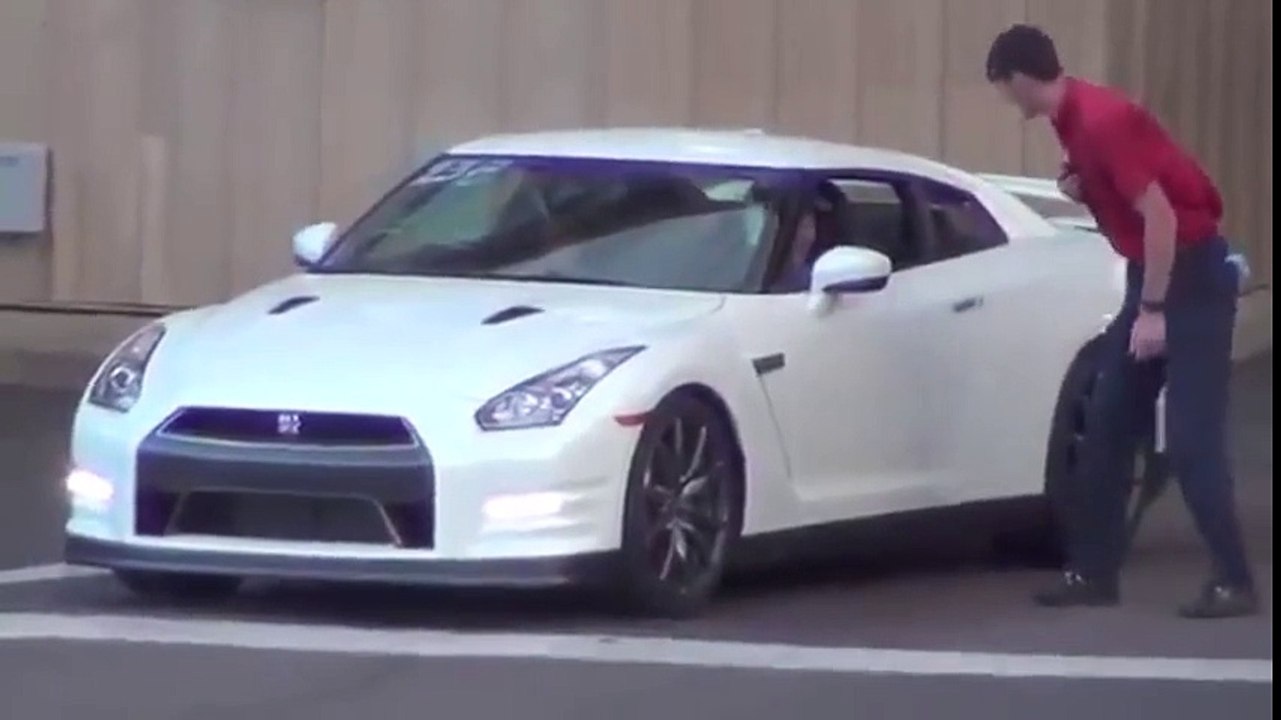 Nissan GTR vs Ford Mustang GT - Drag Race 2014