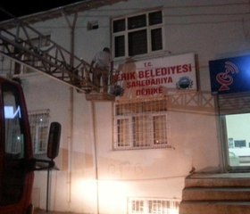 Derik Belediyesi'nin Üç Dilli Tabelası Kayyum Tarafından Kaldırıldı (3)