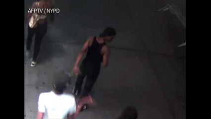 Homem tenta queimar britânica com véu islâmico em Manhattan