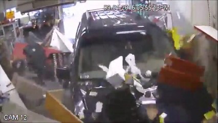 Un 4x4 se crash dans un magasin et éclate tout!