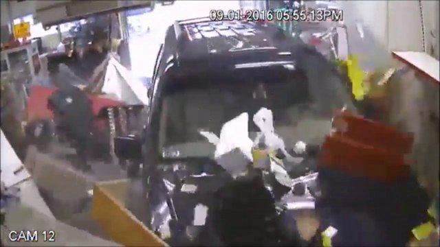 Un 4x4 se crash dans un magasin et éclate tout!