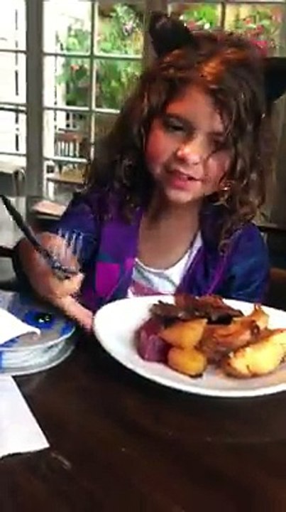 Menina de 8 anos sai do restaurante e oferece a sua comida a um sem-abrigo