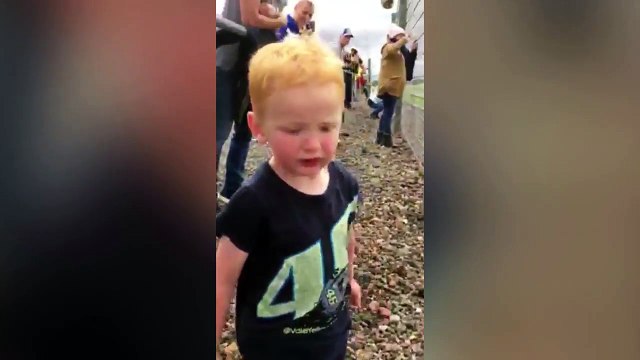L'incroyable réaction de joie d'un garçon lors d'une course de moto !