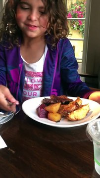 Une petite fille sort d'un restaurant pour offrir son repas à un SDF !