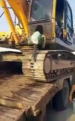 Une petite fille conduit un tracteur