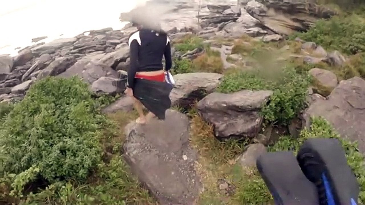 Un fulmine cade a pochi passi dalla sua ragazza. Ecco la reazione dei due: