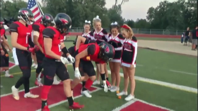 Etats-Unis : une pom-pom girl atteinte de leucémie soutenue par toute l'équipe de football de son lycée