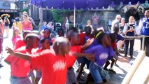 Une chorale d'enfants africains chante à DisneyWorld et c'est magique