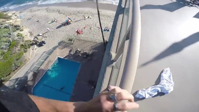 Un homme inconscient saute dans une piscine depuis 6ièmes étages