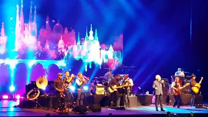 Tom Jones - It's not unusual ( 13.09.16 in São Paulo, Brazil))