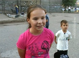 Roditelji i deca sređuju igralište, 14. septembar 2016. (RTV Bor)