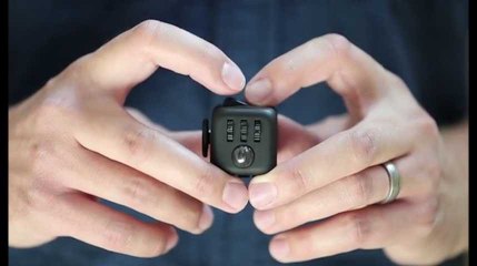 Fidget cube, le jeu qui remplace votre stylo pour réduire votre stress au bureau