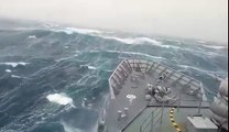 Un navire militaire en pleine tempête