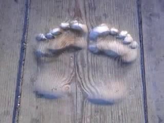 Ce moine a ses emprunte incrustées dans le bois après 20 ans de prières quotidiennes