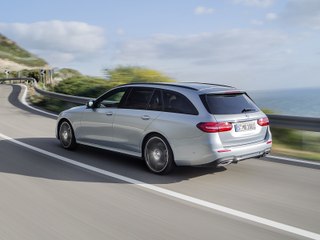 下载视频: Mercedes Classe E Break : 1er contact en vidéo