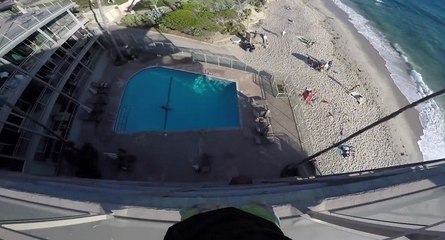 Il risque sa vie en sautant dans une piscine depuis le toit d'un hôtel