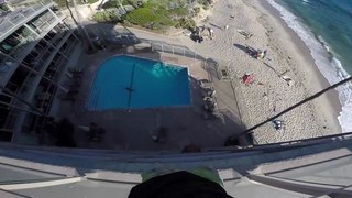 Il risque sa vie en sautant dans une piscine depuis le toit d'un hôtel