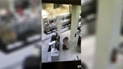 Tải video: Impressionnante explosion dans le sac à main de cette femme